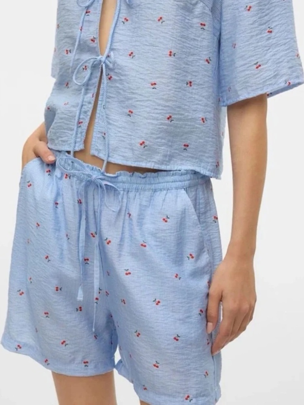 NWT Vero Moda Tie Waist Shorts – White Cherry Print – Size S - MSRP $48 - Picture 2 of 4